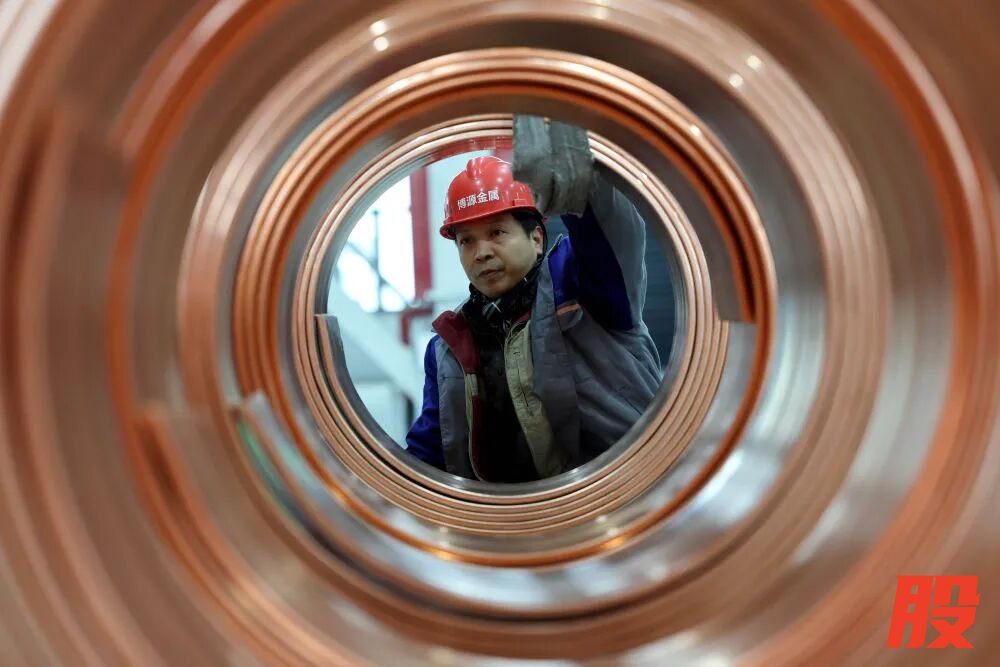 2026年1月19日，在江苏省淮安市洪泽区一家企业车间内，工人将铜杆捆绑，准备装车。新华社发（殷潮摄）